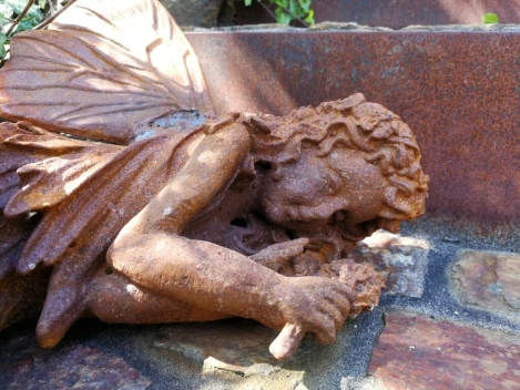 Gusseisen Elfe schlafend mit Edelrostfinish