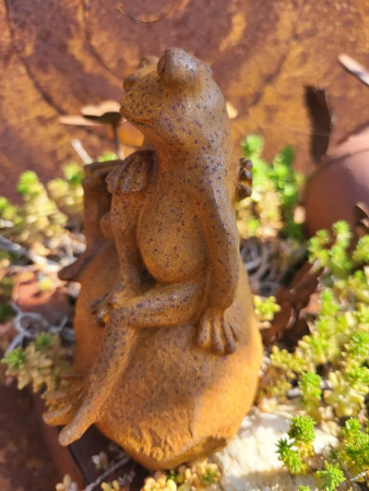 Preview: Gusseisen Froschpaar auf Stein