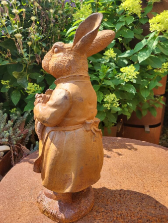 Gusseisen Hase Rosalie mit Karotten