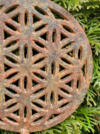 Preview: Edelrost Gusseisen Gartenstecker keltische Blume des Lebens