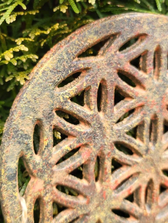 Preview: Edelrost Gusseisen Gartenstecker keltische Blume des Lebens