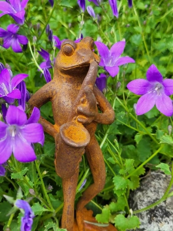 Gusseisen Frosch Herbert mit Saxophon
