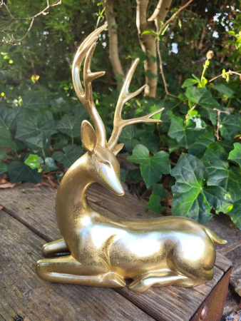 Hirsch Eiko liegend, Polyresin, gold