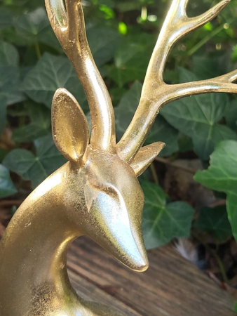 Hirsch Eiko liegend, Polyresin, gold