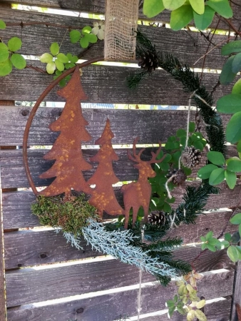Edelrost Hirsch mit Tannen im Ring