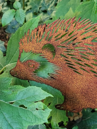 Edelrost Igel Mikki zum Stecken, lackiert