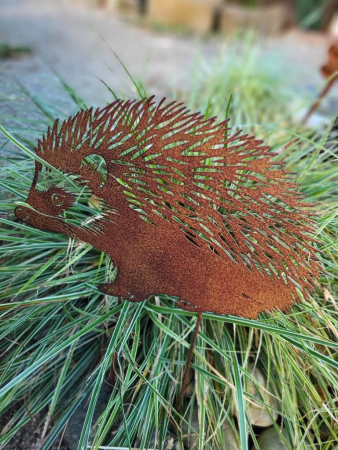 Edelrost Igel Mikki zum Stecken, lackiert