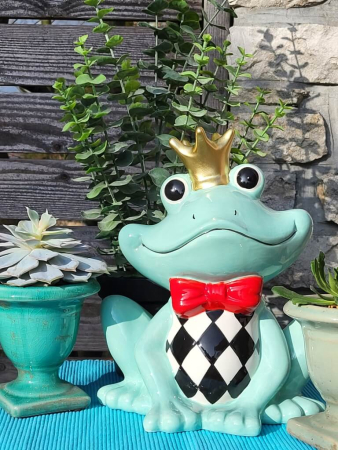 Keramik Frosch Fridolin mit Krone und Mascherl, mint