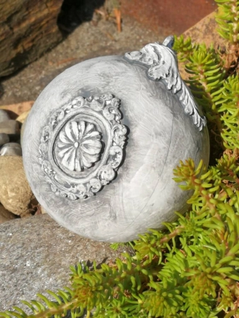 Shabby Dekokugel mit Barock-Rahmen große Blüte, grau