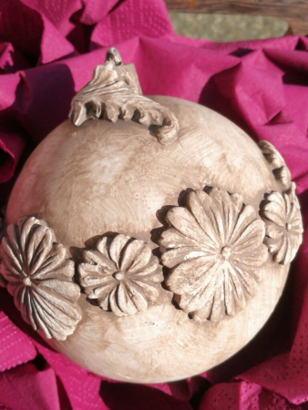 Shabby Dekokugel mit Blüten-Umrandung, nougat-braun