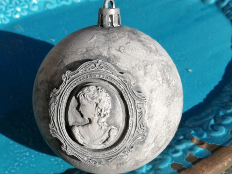 Shabby Dekokugel mit Rahmen und Kamee, grau