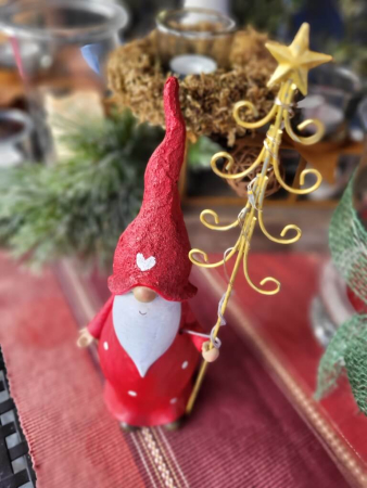 Preview: LED Nikolaus mit Baum rechts, rot