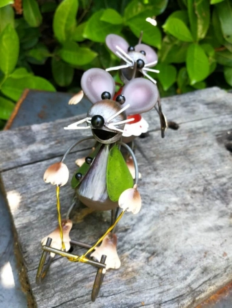 Mäusepärchen auf Schlitten