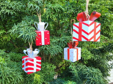 Preview: Metallgeschenk zum Hängen, rot-weiß gestreift mit roter Schleife