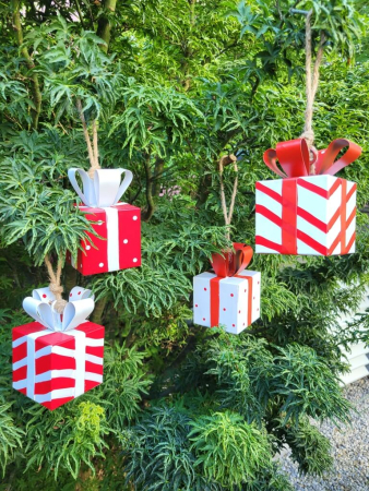 Preview: Metallgeschenk zum Hängen, weiß mit roten Punkten