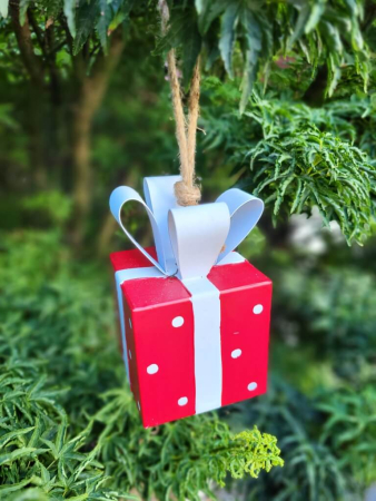 Preview: Metallgeschenk zum Hängen, rot mit weißen Punkten