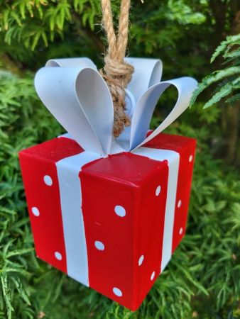 Preview: Metallgeschenk zum Hängen, rot mit weißen Punkten