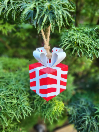 Preview: Metallgeschenk zum Hängen, rot-weiß gestreift mit weißer Schleife