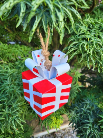 Preview: Metallgeschenk zum Hängen, rot-weiß gestreift mit weißer Schleife