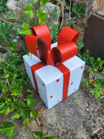 Metallgeschenk zum Stellen, weiß mit roten Punkten