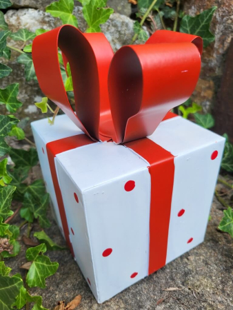 Preview: Metallgeschenk zum Stellen, weiß mit roten Punkten