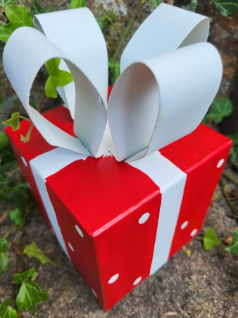 Preview: Metallgeschenk zum Stellen, rot mit weißen Punkten