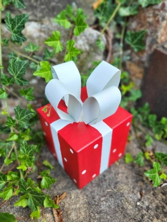 Metallgeschenk zum Stellen, rot mit weißen Punkten