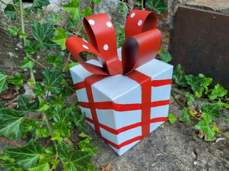 Metallgeschenk zum Stellen, rot-weiß gestreift mit roter Schleife