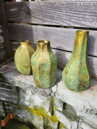 Metallvase Isla, birnenförmig, antik grün