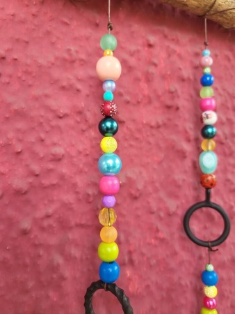 Mobile pure Lebensfreude, bunt mit schwarzen Ringen