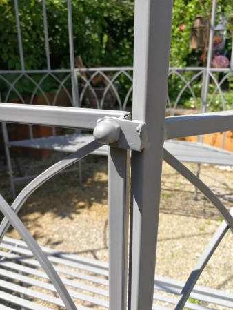 Metallpavillion mit Bank, hellgrau lackiert