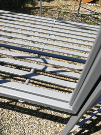 Metallpavillion mit Bank, hellgrau lackiert