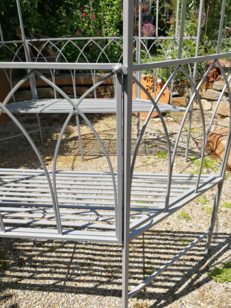 Metallpavillion mit Bank, hellgrau lackiert