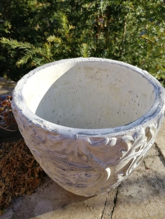 Pflanzvase Valo Ranke creme aus Zement
