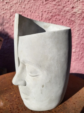 Pflanzvase halbes Gesicht, modern
