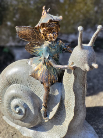Elfe auf Schnecke, Polyresin, bronzeoptik