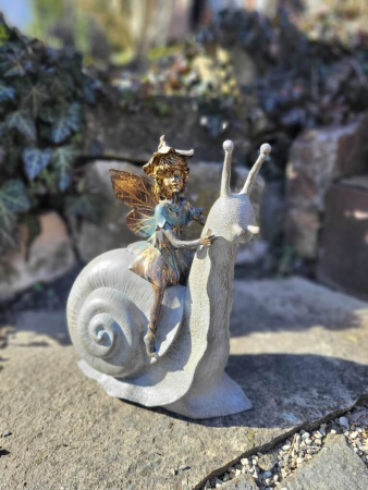 Elfe auf Schnecke, Polyresin, bronzeoptik