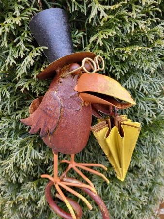 Metall Regenmesser Rabe mit Schirm geschlossen