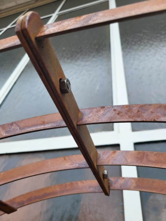 Edelrost Rosenbogen mit abstraktem Gitter
