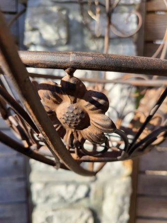 Hängeherz mit Korb und Rankenmuster