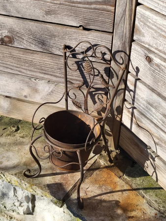 Edelrostoptik Stuhl mit Rankenmuster, zum Bepflanzen