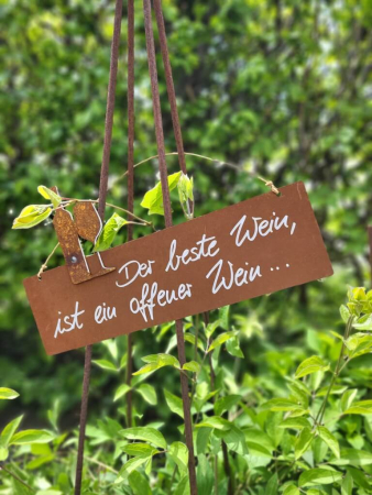 Edelrost Schild mit Weinflasche und Glas, offener Wein