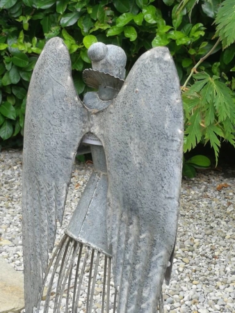 Dekoengel Lisa betend, grau