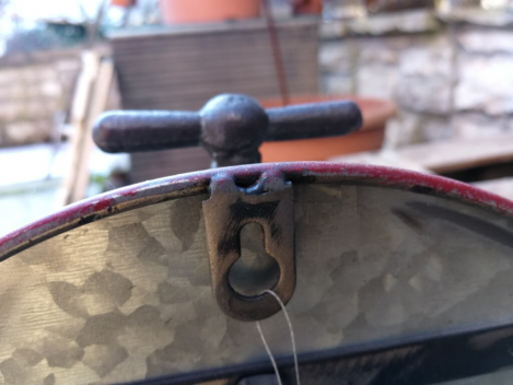 Zink Wandeimer mit Wasserhahn, Vintage, grau-rot