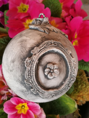 Shabby Dekokugel mit Barock-Rahmen kleine Blüte, grau