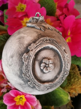 Shabby Dekokugel mit Barock-Rahmen kleine Blüte, grau