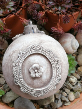 Shabby Dekokugel mit Barock-Rahmen kleine Blüte, nougat-braun