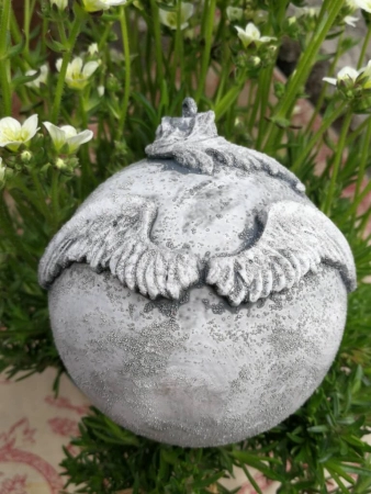 Shabby Dekokugel mit Engelsflügel, grau