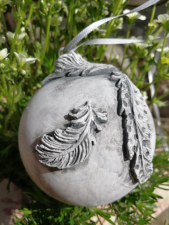 Shabby Dekokugel mit Federn, grau