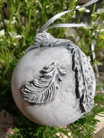 Shabby Dekokugel mit Federn, grau